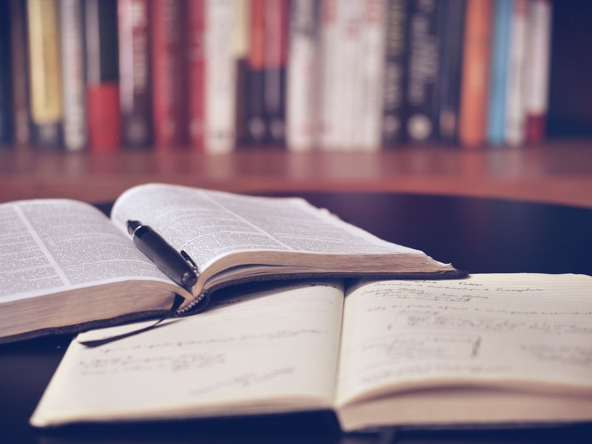Dossier d'observation relié posé sur un pupitre de lecture